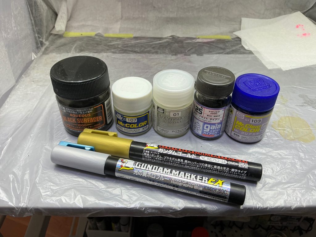 改めまして今回使用した塗料です。水性ホビーカラー ブラックサーフェイサー1000Mr.カラー キャラクターホワイトMr.クリスタルカラー ダイヤモンドシルバーガイアカラー スターブライトアイアンMr.クリアカラー GXディープクリアブルーガンダムマーカー ガンダムゴールドガンダムマーカー 光の翼ホロブルー