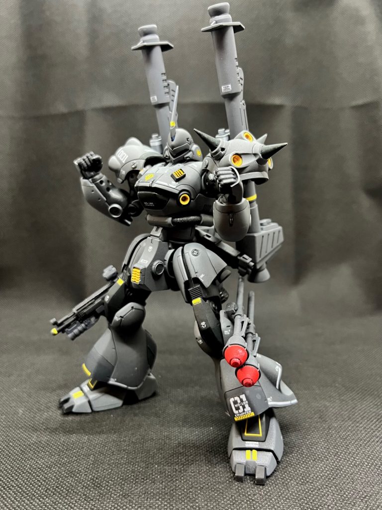 ファイティンなポーズで（ポージングが下手ですいません(汗)）スジボリや3Dプリントパーツ(市販品)でディティールアップ。今回はデカールももりもりで貼ってみました。