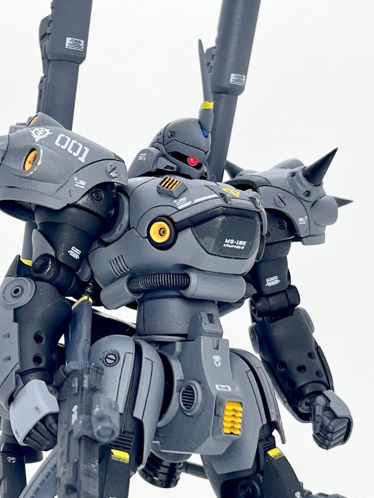 モノアイはLEDで電飾してます。いつものマグネットでON/OFFできる超小型のユニット(ボタン電池)を胴体に仕込みました。モノアイが