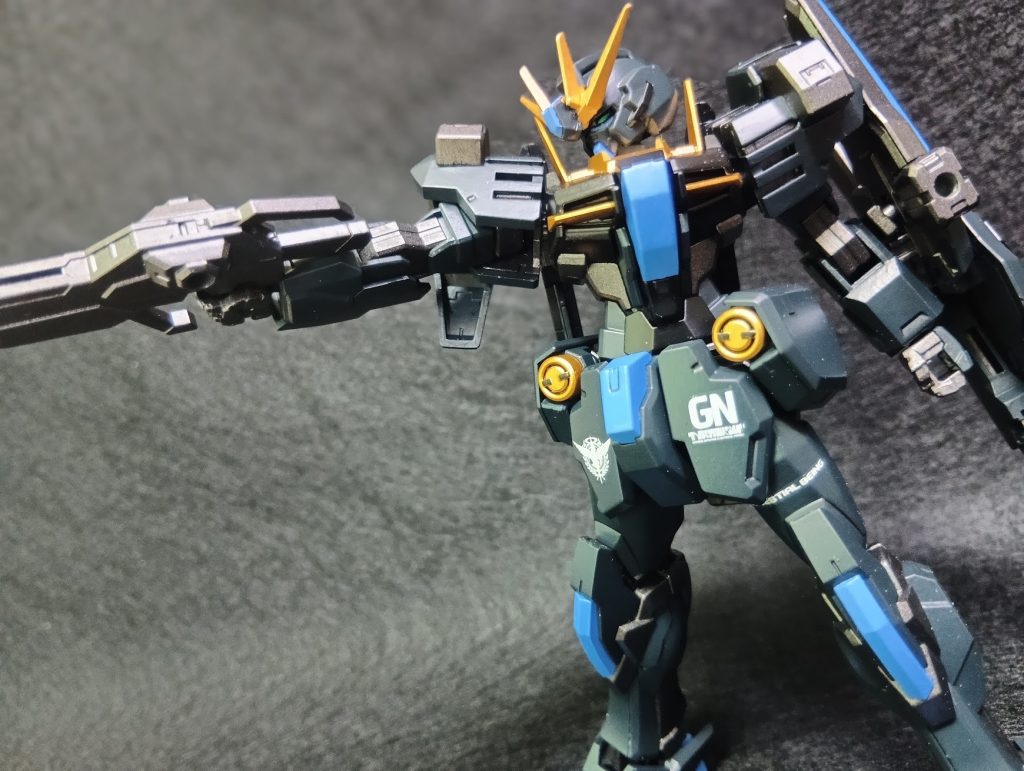 この機体はビルダーの「サガミ タクト」が製作したガンプラで、GBN内のイベントミッション「M.A.V.バトルミッション」にてチーム「刹那」としてマヴの「ホシノ レオ」のエクシアと友に多くの勝利を得た…というオリ設定です