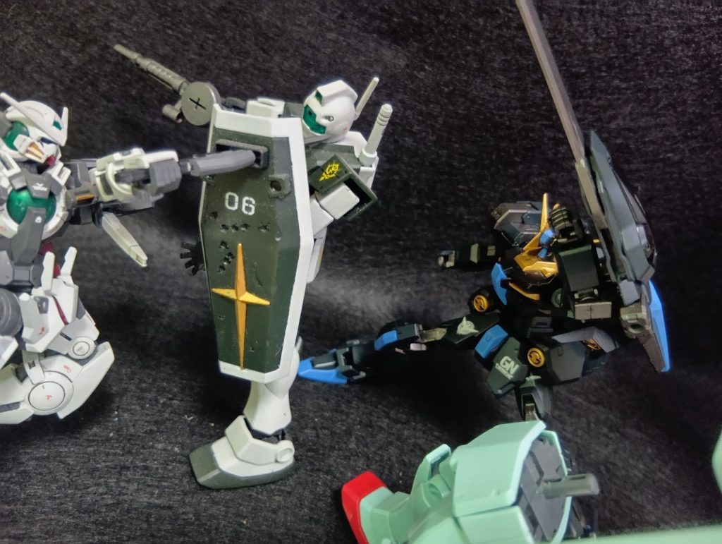敵のM.A.V.チームのジム2機を撃破するチーム「刹那」