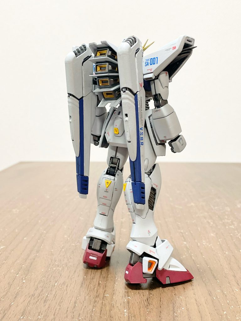 塗装は下地・アクリジョンベースカラーホワイト本体白・赤、青、はそれぞれシタデルカラーのコラックスホワイト、コーンレッド、マクラーグブルーを使用、黄色はアクリジョンのイエローとオレンジイエロー、アンテナはアクリジョンシルバー→水性ホビーカラースーパーファインゴールドを使用しました