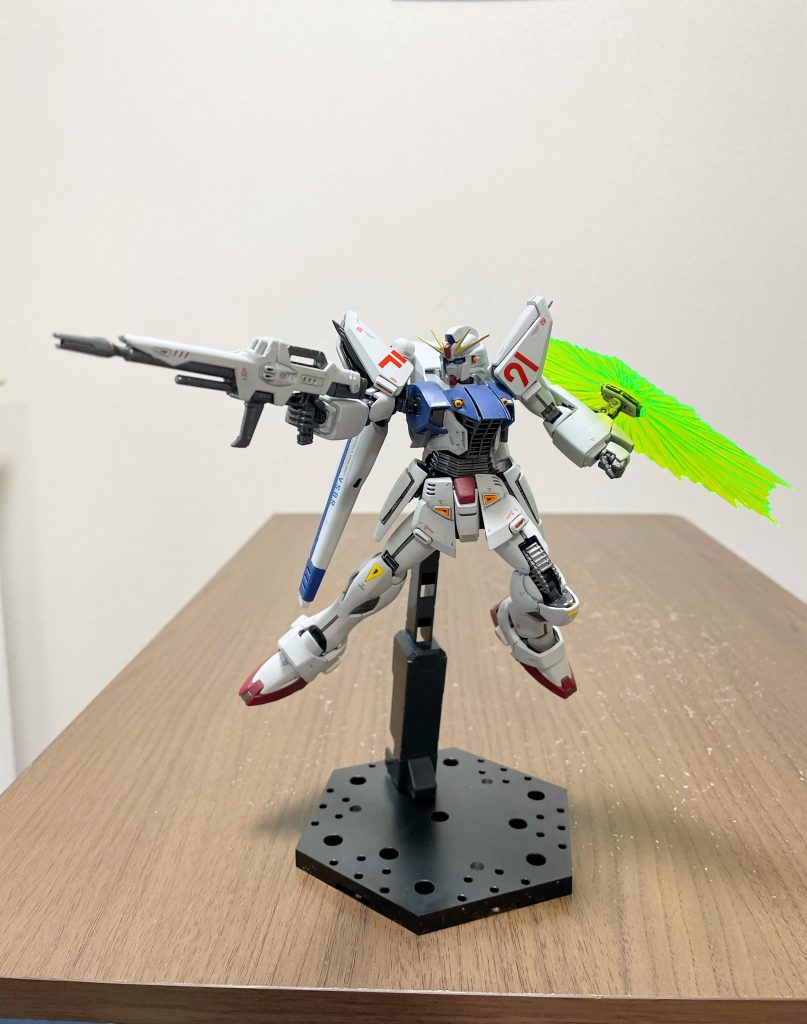 今回は初のABS塗装に挑戦、ガイアノーツのマルチプライマーの上からシタデルカラーのアイアンウォーリアで塗装しました水性塗料を使用したお陰か心配していたパーツ割れも無く仕上がりました