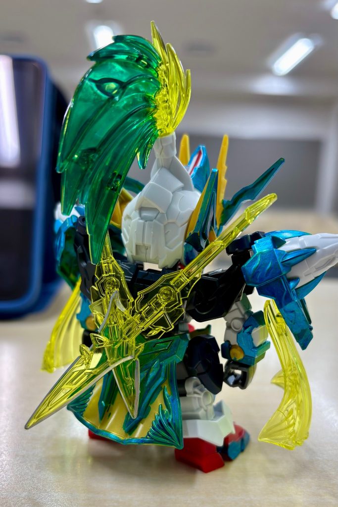後ろのプルーム（ヘルメットに付いている毛）はパーツの中だけにメタリックブルーを塗りました。あと剣城の刃にはシルバー。