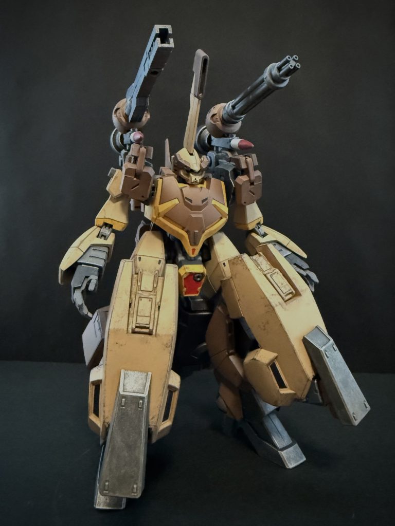 YRMS-154G［TG］　バーザム陸戦試作機（地上高機動試験機）　ティターンズ、ニューギニア基地で開発、生産されたRMS-154バーザム。ティターンズの次期主力機として量産された機体だが、開発時にはRX-178ガンダムMk-Ⅱの後継機として開発されただけあり、より高度な機体運用設計が考えられていた。その一つが、一年戦争時のV作戦を模したものである。機動性を重視したタイプのバーザムを中心に、遠、中距離支援タイプのバーザムを追従させる。という運用方法である。所謂、ガンダムに対する、ガンキャノンやガンタンクといったものである。しかし、これらのプランが出された時点で、すでに主戦場が宇宙に移っていた事、ティターンズの求めるMSの運用法が、チーム戦を主体としたものではなく、一定以上の性能を持ち、大量生産が可能な、量産性、整備性に優れたMSによる、物量に物を言わせた運用方法が望まれていた為、それらのプランは机上のものになる。　…筈だった。…何の手違いがあったのだろうか、自らの技術に人一倍の自信と誇りをもち、人一倍の熱心さを持つ開発技術者（いつの時代もこの様な人間がいるものだ）が、二機（一機は予備機）組み上げてしまったのである。組み上げられたのは、所謂キャノンタイプと呼ばれる、後方支援機モデル。彼は、そのモデルに彼が兼ねてから提唱していたホバークラフト機動の有用性を実証する為、バーザムの脚部内にまだ試験中だった小型のホバークラフトユニットを内蔵。しかし、24mにもなるバーザムの大型の機体をホバー駆動させるには推力が足りなかったのである。　そこで彼がとった行動は至ってシンプルなものだった。ホバーユニットを追加すればいい。彼は鹵獲されていたジオン公国軍の名機、MS-09ドムの熱核ジェット推進ホバークラフトユニットをほぼそのまま転用し、バーザムの腰後部に装着。これにより特定の環境下においては、ドム以上の機動性能を発揮する。…予定だった。残念ながらこの機体は組み上げられた後、実戦はおろか、起動さえされぬままニューギニア基地のMS格納庫の奥で眠りにつくことになってしまう。