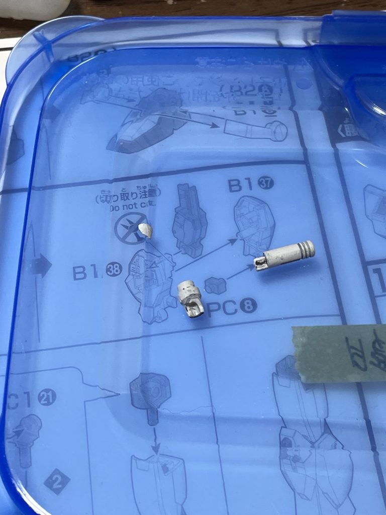 今回初めてエナメル塗料の墨入れでパーツを割りました😅接着で修理できたので一安心