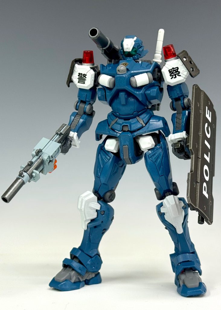 肩は装甲を付けて無骨な感じにしました。武器の銃は30MMのテックプロトの銃が特殊武器が対応な形をしていたのでゴム弾やスモーク弾などの装備を想定してカラーも銃っぽくない感じにしました。盾には同じく30MMの警棒を装備しています。