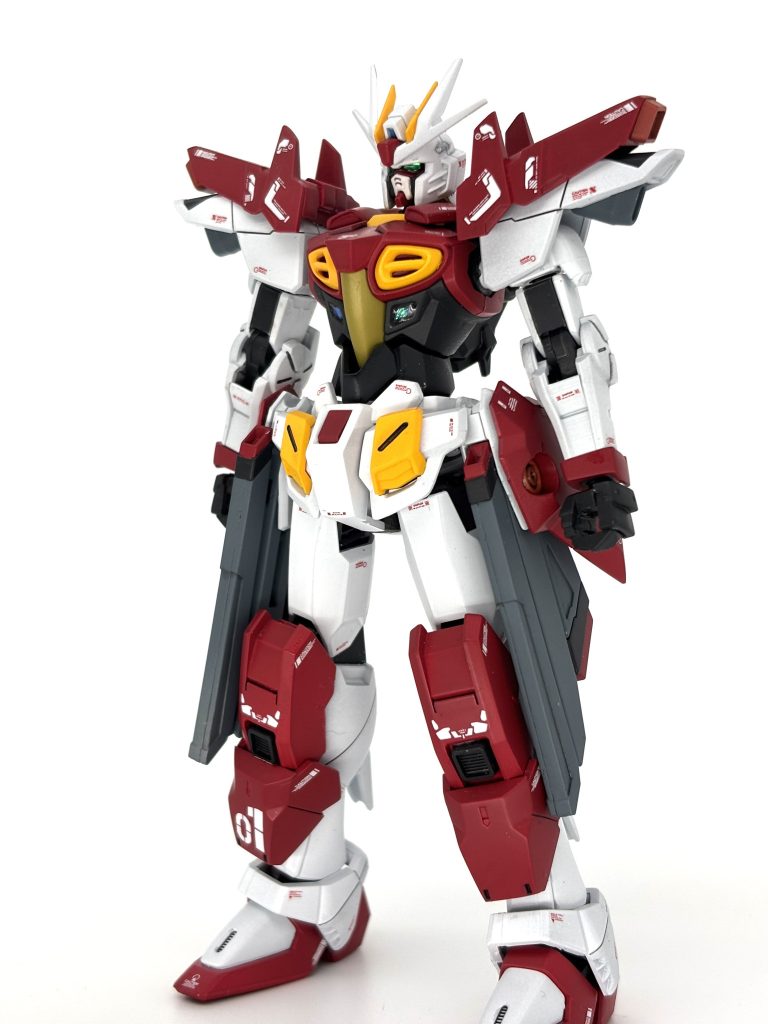 「真のガンダムは、この世にただ一つ！」ガンダム・ジェイルフリーダム日本中の有名GPデュエルプレイヤーを下し、界隈を支配した男のガンプラ、その最新作。均整のとれたバランス型ではあるが、元の能力値が異様に高く、男の技量と合わさった結果は、時と場合を選ばずに特化機体すら手をつけられないほど。&nbsp;男の相手の全てを出し切らせた上で、なお勝つという圧倒的なプレイスタイルは、多くの者を魅了、あるいは倒錯させた。反面、男の過激な発言には反発も多々あり、男とそのスポンサーである塗料メーカーには批判が殺到。一時期は不買活動や殺害、爆破予告などが寄せられたほどである。それでもなお、男は強気な態度を崩さず、メーカーもスポンサードを続けている。一説には男の近しい人間に、メーカーの関係者がいるのではないかとまことしやかに囁かれている。因みに、発言者である男と、現在世間をさわがせているガンダム警察と呼ばれる過激派組織には、何の関係もない。彼が残した言葉は、彼自身が世界に旅立った今も消えることはなかったのだ。