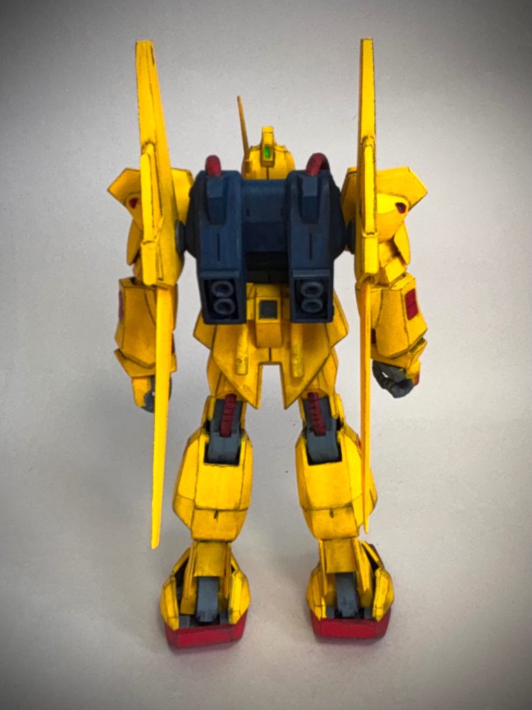 金色ではなく、今回はアクリルガッシュのパーマネントイエローディープを基本色にしました。