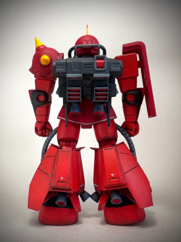 といってもパーマネントレッドとパーマネント スカーレットですから微妙な色味の違いです。胸部、腕、バックパックはジャーマングレー、動力パイプはブルーグレー、バーニアはニュートラルグレー５を使用しました。スパイクと角は、百式で使用したパーマネントイエローディープです。この色をみて同じタイミングで作ろうって思ったという面積に似合わない決断をしました。