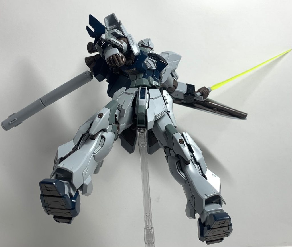 「ガンダムは頑丈だな……！そのまま引き摺り出してやるっ！」