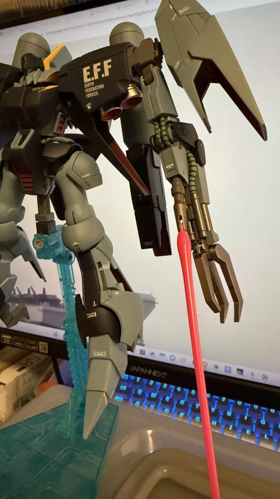 本体バーニア類のレッドは水性インファニットジャスティスレッド、そのほかはフランカーカラーセット（モデルカステンだと思います）瓶生です。サーベルはグラデーションしようと思ったら透過性が死にました。