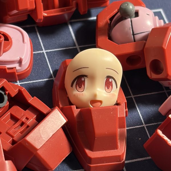 肩にミサイルポッドとシールド的な板をマグネットとプラ板を使って脱着式で取り付けようとしましたが、保持力が弱すぎて断念しました…😩気分転換に30MP 鹿目まどかさんを作成させていただきました^ ^とてもかわいいですね^ ^作業机の正面でいつも見守ってくれています^ ^（4枚目）