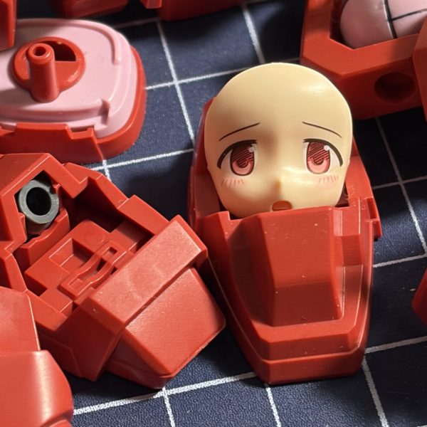 肩にミサイルポッドとシールド的な板をマグネットとプラ板を使って脱着式で取り付けようとしましたが、保持力が弱すぎて断念しました…😩気分転換に30MP 鹿目まどかさんを作成させていただきました^ ^とてもかわいいですね^ ^作業机の正面でいつも見守ってくれています^ ^（5枚目）