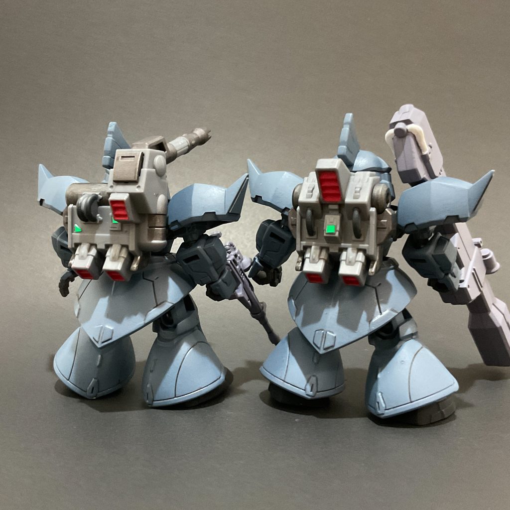 　バックパックはシルバーの成形色をメインにウェルドラインがヒドい部分を焼鉄色や赤鉄色で、バーニアやフィンを赤で部分塗装しました。ワンポイントにグリーンのカスタマイズマテリアル（３Dメタリックシール）を貼るというオシャレなことをしています。