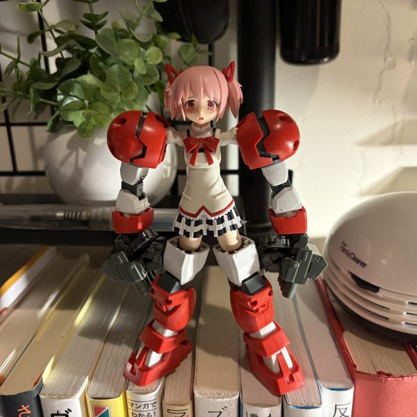 肩にミサイルポッドとシールド的な板をマグネットとプラ板を使って脱着式で取り付けようとしましたが、保持力が弱すぎて断念しました…😩気分転換に30MP 鹿目まどかさんを作成させていただきました^ ^とてもかわいいですね^ ^作業机の正面でいつも見守ってくれています^ ^（7枚目）