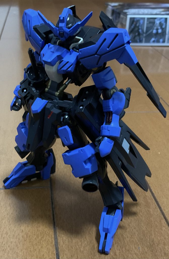 立ち姿です。今回も筆塗り全塗装ですが結構綺麗に塗れたと思います。