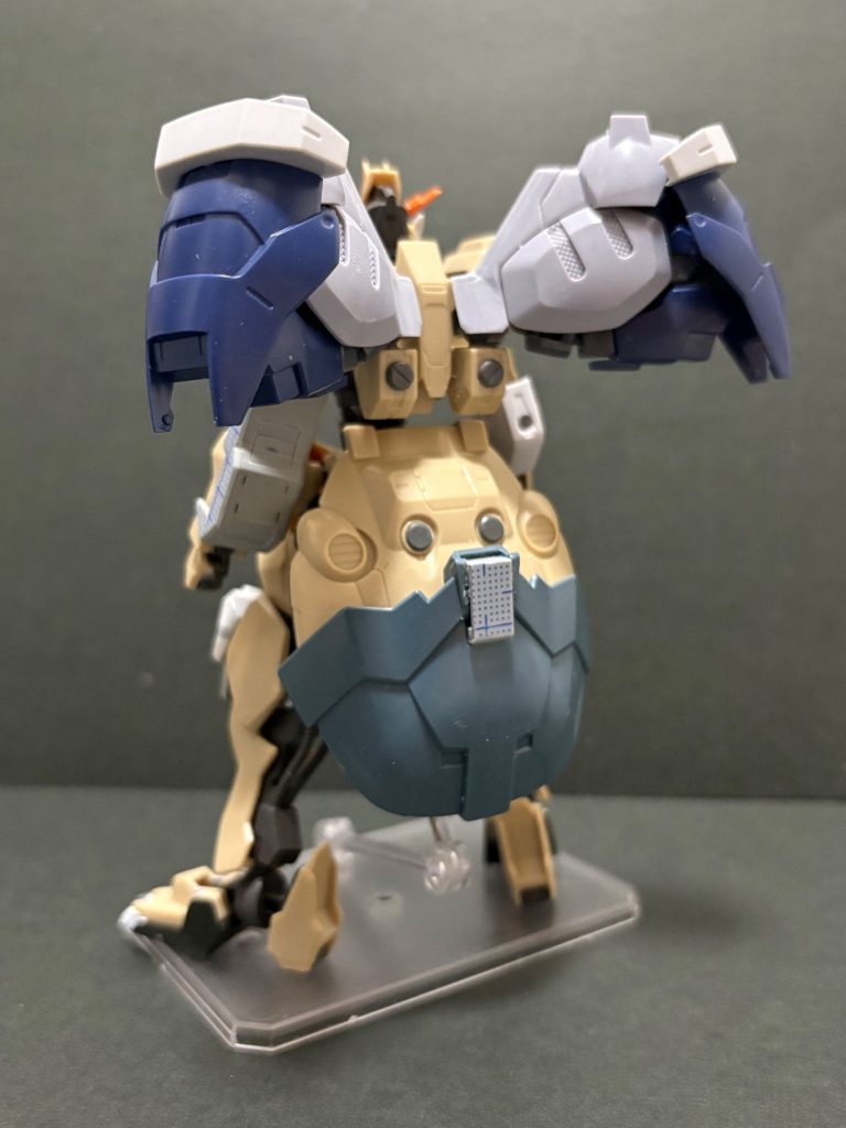 塗装前。フレームには首の基部かさ増し肩のボールジョイント置換肩関節をガンダムフレーム4に変更腹部の延長の工作をしています。塗装はいつも通り水性の筆塗りです🖌️