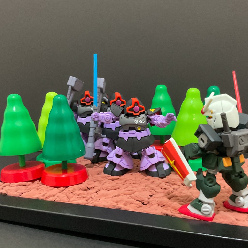 &nbsp;トリプルドムとガンダムが対峙する名場面っぽいジオラマを作りました。