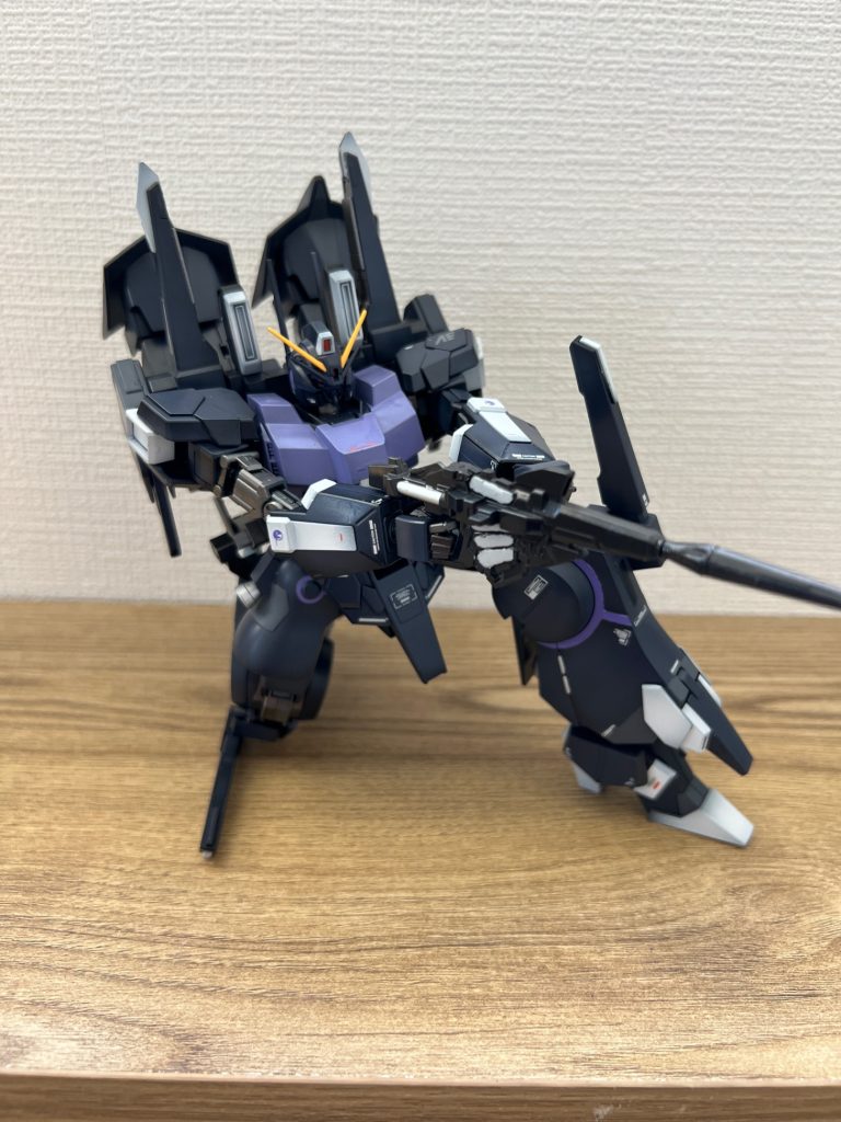 修正前は胸部のパープルの配分を間違えてました。ビームマグナムはカートリッジを筆塗りしたのですがムラが酷い😔