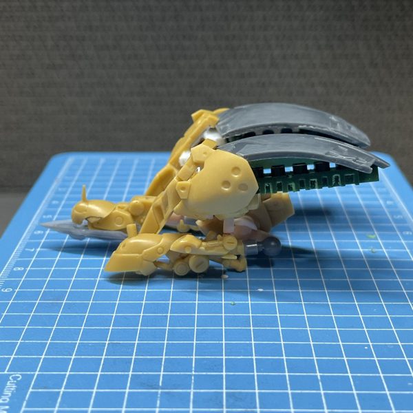 どのパーツがどう付けられるか、カットしたらやり直せないし。当然ながらアレンジしまくりですが。これの1.5倍ほどの大きさがよかったんですが、見切り発進だからしょうがないですね😌全体のシルエットが見えてきて、まだまだ形づくり途中ですから。外装パーツはおおよそ使いました。残りのフレームパーツがどこに使えるか…。他からの流用は目立つ箇所になるけど、少しですみそう。（4枚目）