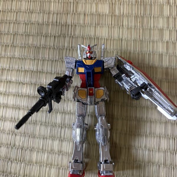 やっと、万博ガンダムは2種類終わった！RGも狙っているところまでは進んだ。後はMGに手を出す勇気・・・・。EGの万博ガンダムと、HG?の万博ガンダム、ほとんど一緒で凄いっす。グラスフェザーはHG?の方がかっこいいので、HG?の方を買うメリットは、そこがポイントかな～。（3枚目）
