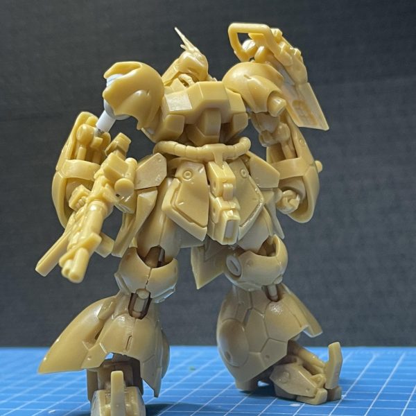 人間味あるというか、自然な立ち姿を目指して、結局肩と二の腕を一から作ってます。肩・二の腕・ヒジは可動しますが、いろいろな箇所に干渉するんで、範囲は限られます。あとはシールド取付ステーや二の腕装甲やシリンダー等でここはOKか。しかし、あと3個作らないと😅（2枚目）