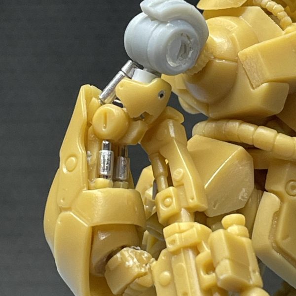 あとはシールド取付ステー作って、バーニア付けて、肩アーマーの取付位置調整して、です。で、各所の調整等々やって…ここは終わりかな。手首は前腕部側から自作ボールジョイントを入れて金属パイプでつないでますので、角度つけられます。ライフルのグリップも金属パイプで拳をつないで角度つけられます。とまぁ、ここは塗装も考えてバラせるようにしてますが、20パーツほどになります…💧やり過ぎたと思います。😅（2枚目）