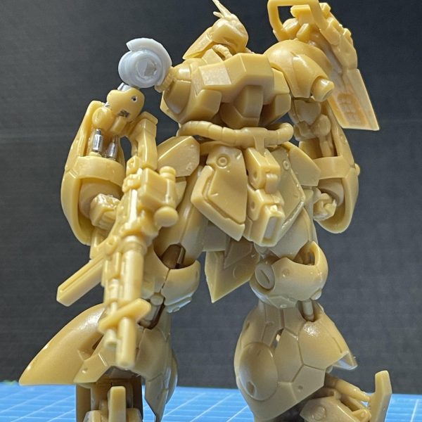 あとはシールド取付ステー作って、バーニア付けて、肩アーマーの取付位置調整して、です。で、各所の調整等々やって…ここは終わりかな。手首は前腕部側から自作ボールジョイントを入れて金属パイプでつないでますので、角度つけられます。ライフルのグリップも金属パイプで拳をつないで角度つけられます。とまぁ、ここは塗装も考えてバラせるようにしてますが、20パーツほどになります…💧やり過ぎたと思います。😅（3枚目）
