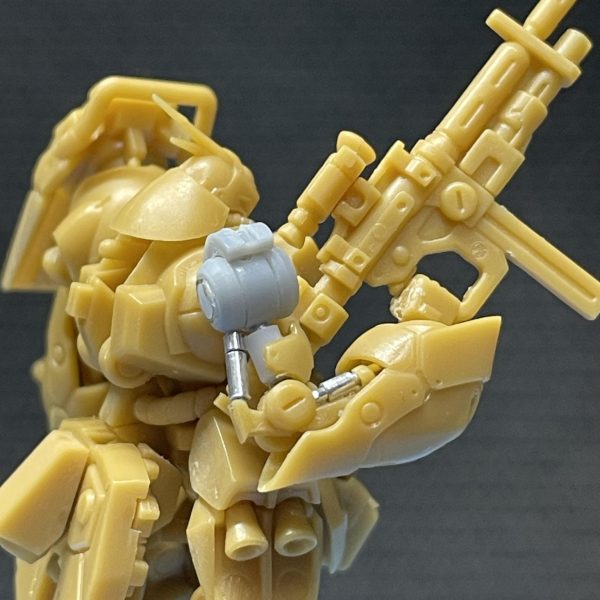 あとはシールド取付ステー作って、バーニア付けて、肩アーマーの取付位置調整して、です。で、各所の調整等々やって…ここは終わりかな。手首は前腕部側から自作ボールジョイントを入れて金属パイプでつないでますので、角度つけられます。ライフルのグリップも金属パイプで拳をつないで角度つけられます。とまぁ、ここは塗装も考えてバラせるようにしてますが、20パーツほどになります…💧やり過ぎたと思います。😅（5枚目）
