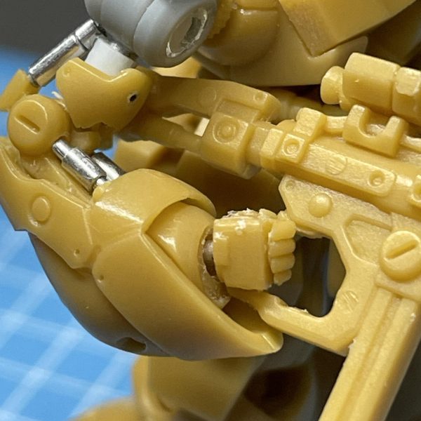 あとはシールド取付ステー作って、バーニア付けて、肩アーマーの取付位置調整して、です。で、各所の調整等々やって…ここは終わりかな。手首は前腕部側から自作ボールジョイントを入れて金属パイプでつないでますので、角度つけられます。ライフルのグリップも金属パイプで拳をつないで角度つけられます。とまぁ、ここは塗装も考えてバラせるようにしてますが、20パーツほどになります…💧やり過ぎたと思います。😅（4枚目）