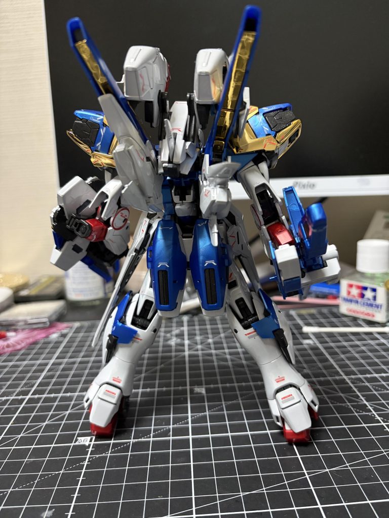 ポージングはできなかったので棒立ちアップでデカールを貼ってる途中に足の装甲パーツが一つ無くなってに気づきましたが行方不明に😭ご覧いただきありがとうございました。