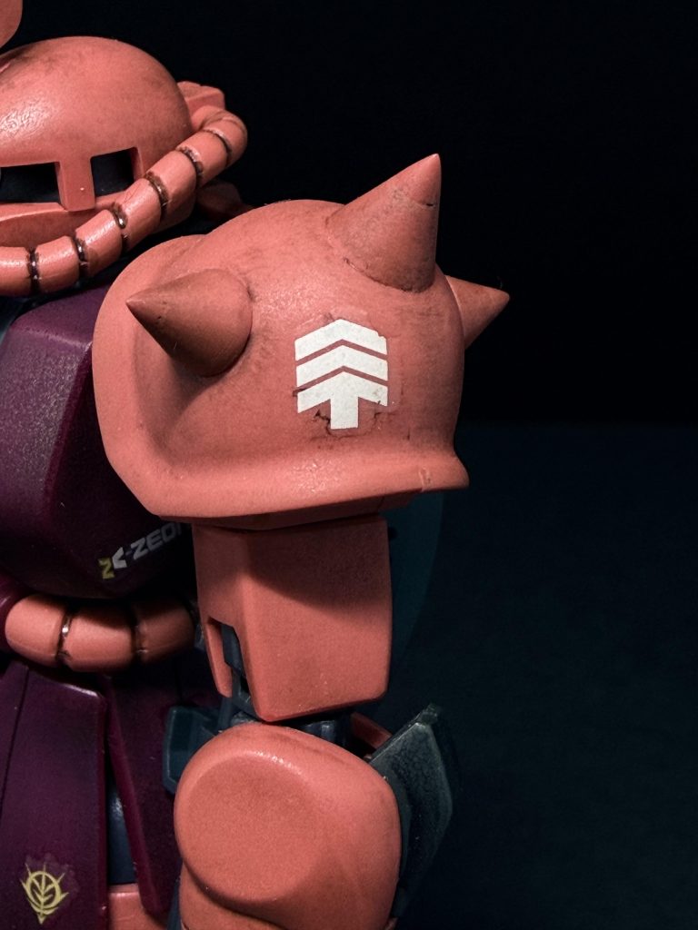 スパイクのシャープ化は、先端を切ってヤスリで平らにしたところに、同色のランナーを白蓋で接着し、ニッパーとヤスリで形状を整えました。完全に溶着しておらず、ポツポツと穴が見えますが、初めてにしては上出来だと思いたいです。