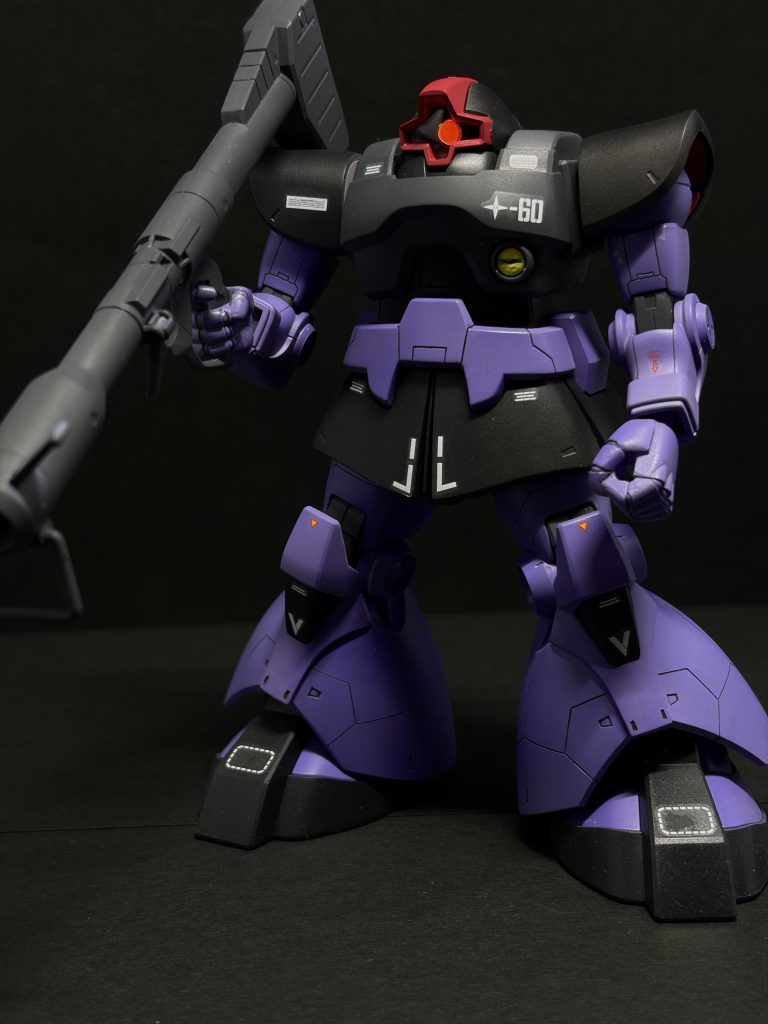 素立ちモノアイを蛍光ピンクで塗りました。写真だとあまり光っているのがわからないですね。