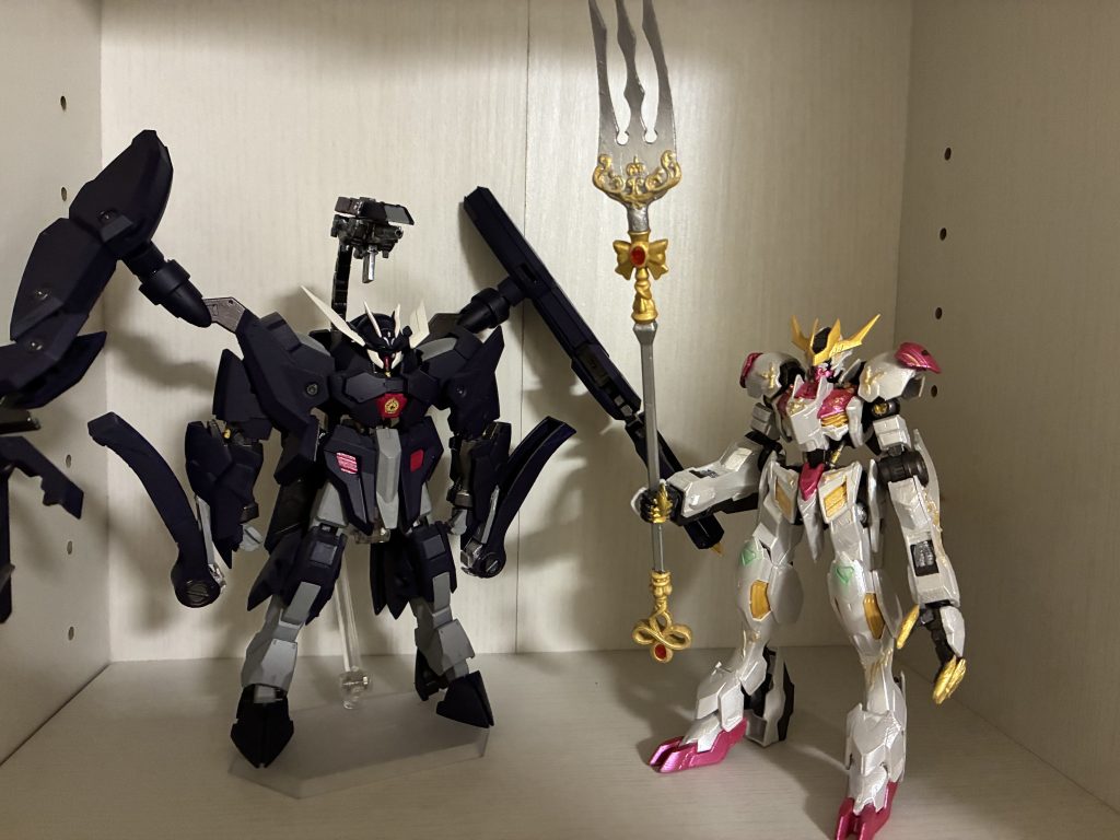 鉄血のオルフェンズ繋がりで、過去に作ったガンダムザガンスコーピオンと一緒に。