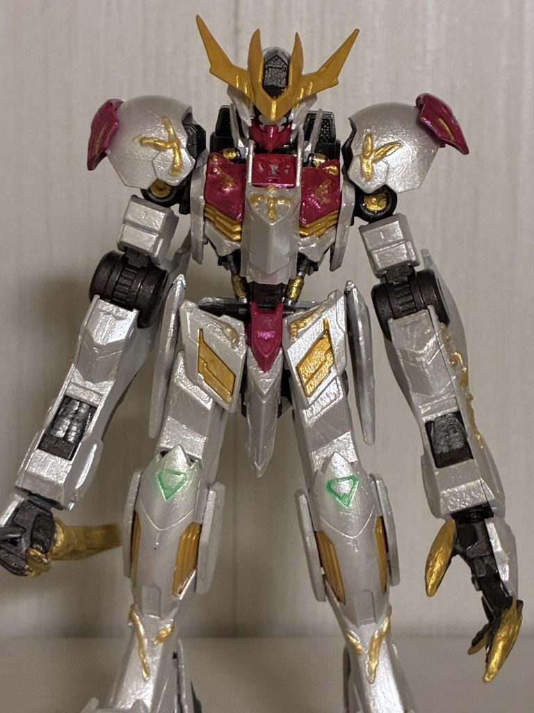 瞬間接着剤を爪楊枝で付けて、エングレービング？のようなディテールを施しました。追加の金色のところです。コトブキヤのバーチュアスタイル08 カトラリーウェポンのフォークを持たせました