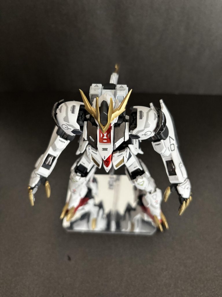 上から肩のグレーの模様っぽいデカールは水星の魔女汎用を切って貼ってなんかデザインぽくしています(gundam-kao2)