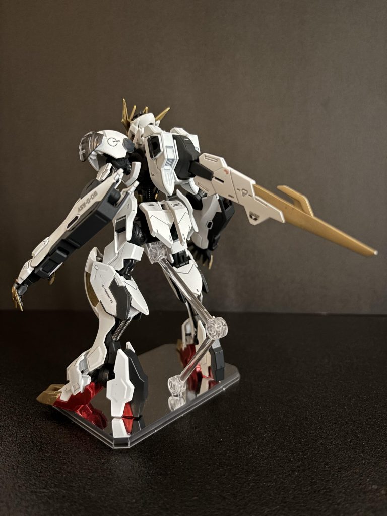 後ろバックパックは成型色グレーだったのでマスキングしてスプレーのMSホワイトで塗装各角にグレーの色がうっすらと出てしまい、あっこれが下地の影響ってやつかと勉強になりました(gundam-kao6)