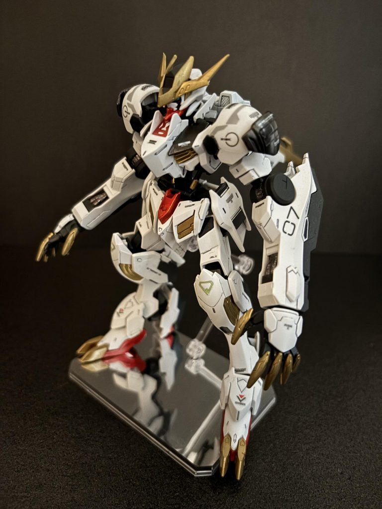 上斜めカラーは完全に自分の好みで青を黒に、黄色は金色に変更しております。より王様っぽいイメージで(gundam-kao3)意図せず初代魔神英雄伝の最終形態みが出てしまった気がします(gundam-kao2)