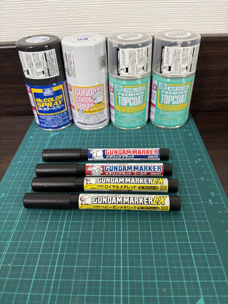 塗料備忘本体白 成型色バックパック MSホワイトフレーム ジャーマングレー本体黒部分 メタリックブラック顎、足等の赤 ロイヤルメタレッドフレームパイプ部 ヘビーガンメタリック金部分 メタリックセットゴールド白とフレーム部分はつや消しトップコート金と黒部分は光沢トップコートスミ入れはガンダムマーカー流し込みタイプ