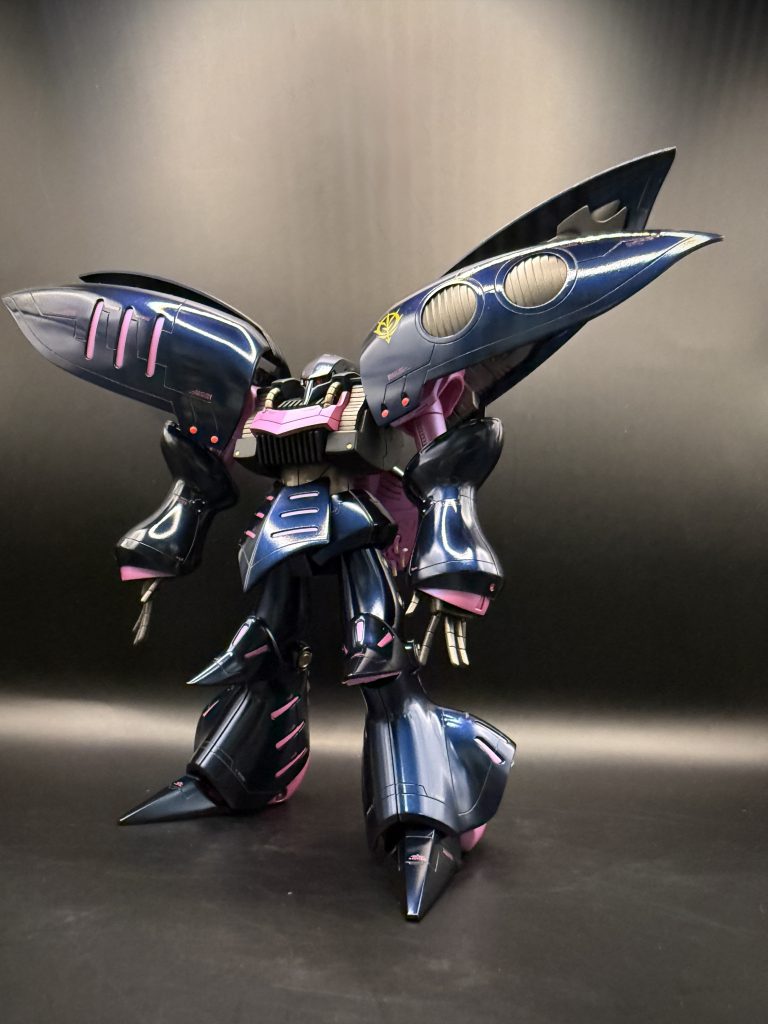 まずは機体の紹介からボディパネルはガイアのプリズムブルーブラックのグロス仕上げピンクのパーツはガイアのマイザーピンクをベースにプリズムパステル チェリーピンクブルーを薄く上掛けし、セミグロスコートディテールアップとしてツインアイカメラを蛍光ルミドームに変更し、前腕のおむすび部分に3つのメタルボールを埋め込みました