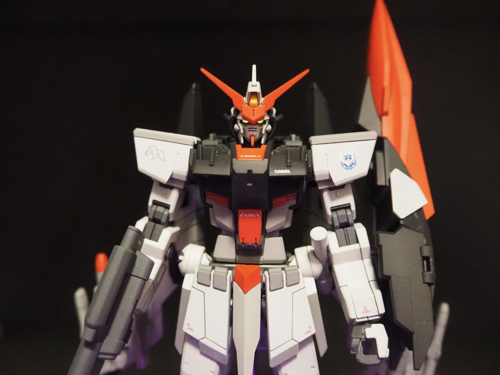 ツインアイは蛍光イエローで発光するように