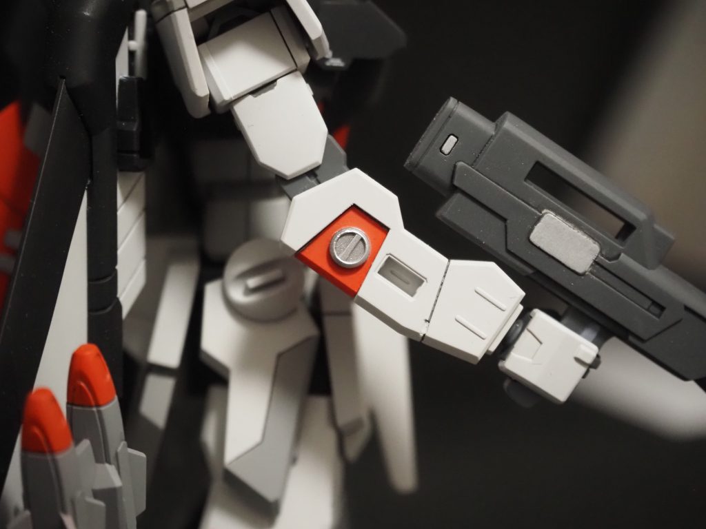 肘のだるい凸ディテールはヤスリで削り落とし、別パーツを接着しました。