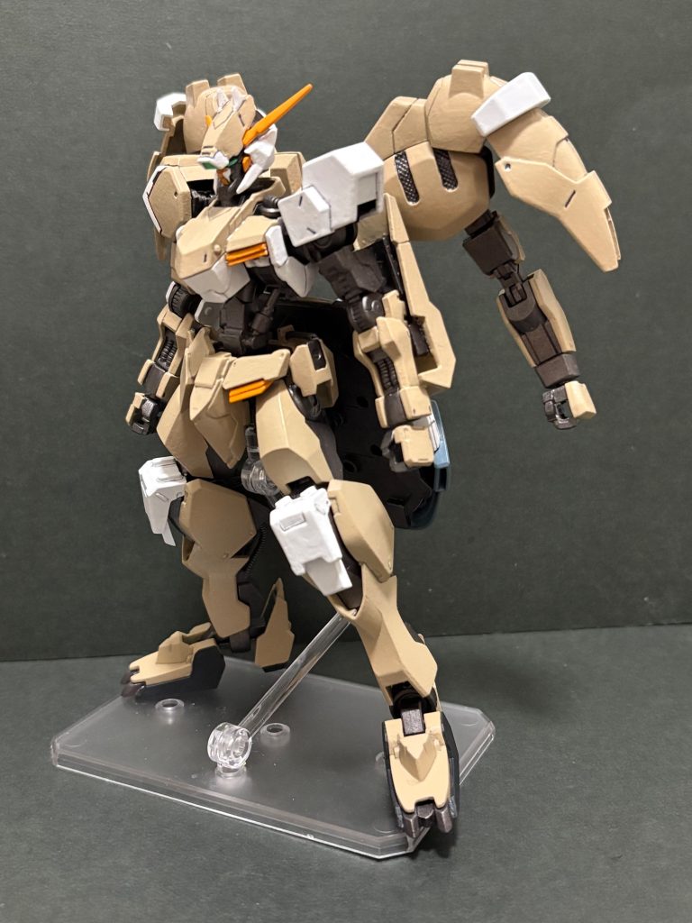 ブルワーズグシオンとグレイズのパーツという、予備の入手が難しいであろうパーツで構成されている隠し腕。鉄華団がテイワズとジャンク屋からパーツを購入し作り直したというイメージで新造しました。延長パーツを挟むことで隠し腕を展開できます。