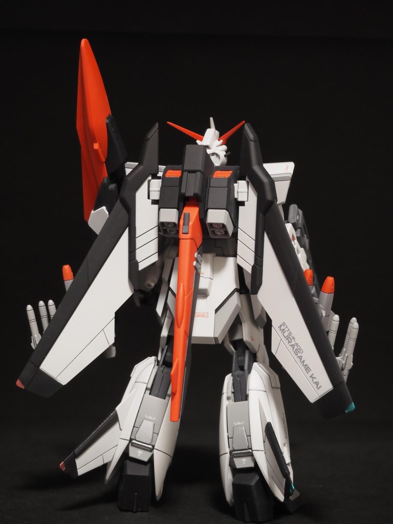 素立ちとバックショット。SEED系の機体は背負いものが派手なので、後ろ姿が見ごたえありますね。