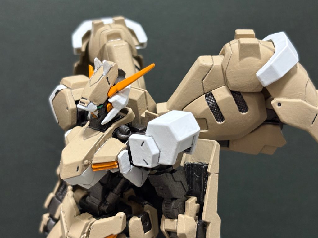 頭部はバルバトスに倣って片方のアンテナをカット、頬の装甲を別パーツに置換しました。1期25話で左肩の装甲を欠損していたため、独自品で補修した感を出しました。(白い装甲色は昭弘の乗機だったグレイズ改のイメージです)