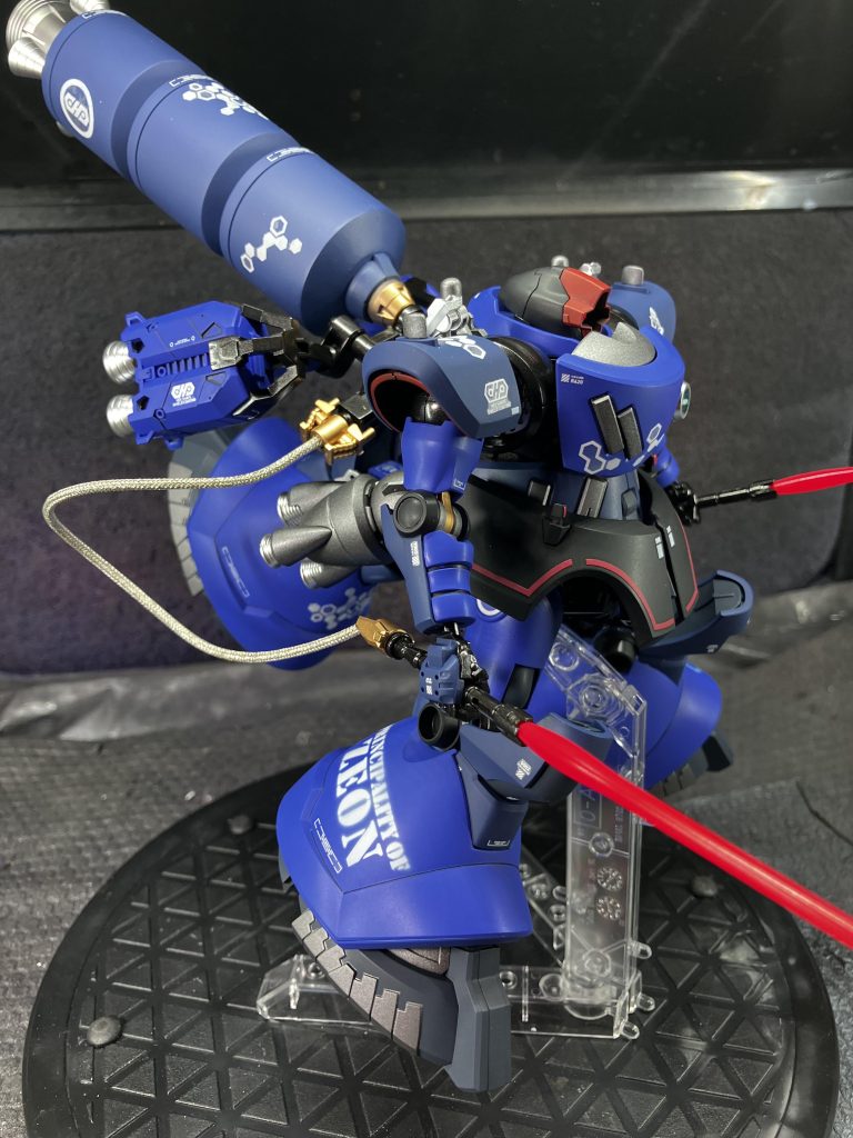 ビームサーベルの耐久性のテストの為、有線式のサーベルとなっている。また刀身を変えてポッキー（ヒートサーベル）への交換も可能となっている。