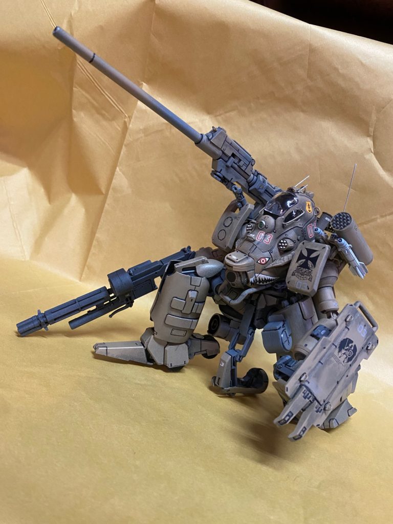 右肩に折りたたみ式キャノン砲を装備しました。右手にガトリングガン、グレネード弾発射機付き、左腰に予備弾左肩にミサイルポッド、誘導ミサイル × 2画像撮り忘れましたが、左腕先端にバルカン砲×1胸部にマイクロミサイルポッド × 2&nbsp;