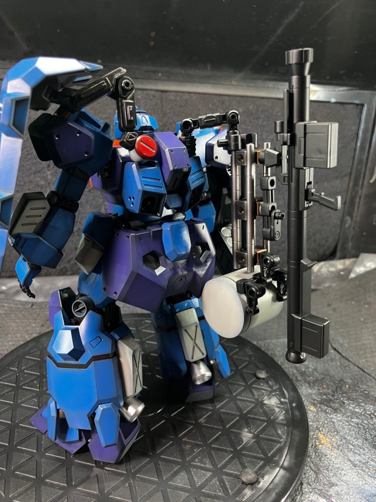 右手に持った　携行型デュアルキャノンは背部にマウントできます（折れていなければ）後は予備エネルギータンクと純正バズを装備・・・ビーライのマウント作ってなかった