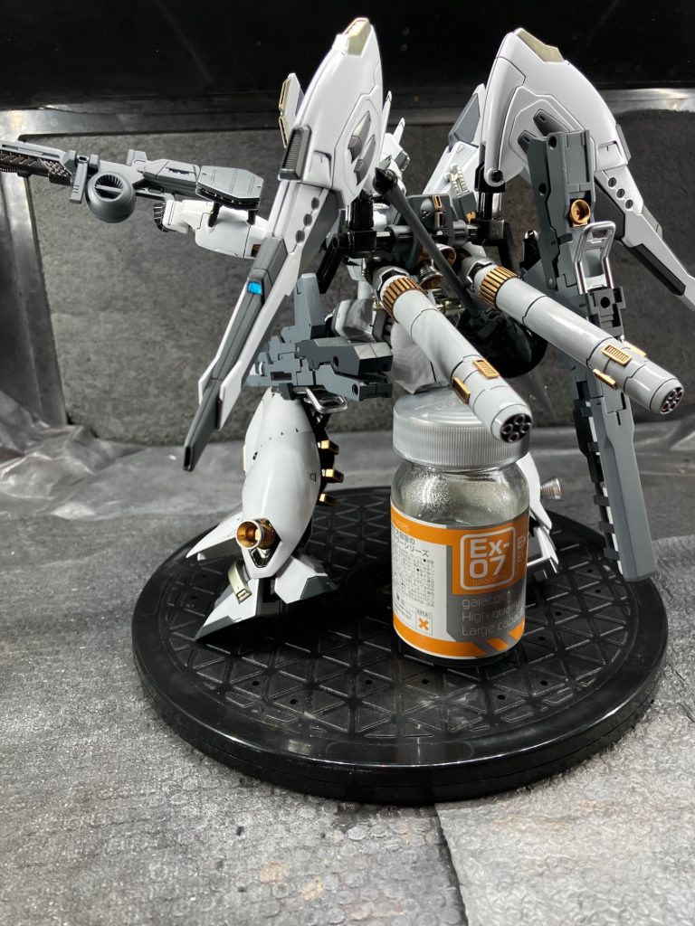 背部にプロペラントタンクとバズーカをマウントしました。
